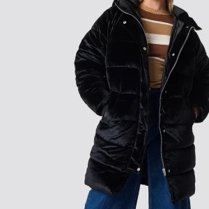 Long puffer vinterjacka - Köpt på NAKD. Använd i två vintrar men i bra skick. Har självklart egna bilder med jackan, bara att höra av sig. Pris kan diskuteras.🫶🏻🫶🏻