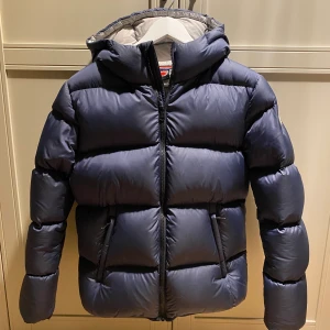 Colmar jacka - Säljer min fina Colmar jacka! Sparsamt använd och mycket bra skick. Varm och skön så passar perfekt till vintern. Det står storlek, 172 cm/16 år och det passar bra till mig som vanligtvis har xs!