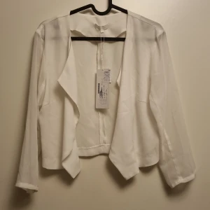 Koffta  - Tunn genomskinlig vit kofta st M men mer som en S i storlek 