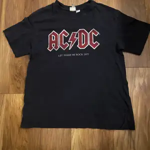 En ACDC t-shirt från Hm bra skick 💕köparen står för frakten 