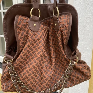 vintagebag - super cool vintage väska som jag har köpt second hand❤️ jätte rymlig och i bra skickat! Medföljer ett långt band också som man kan ta av och på