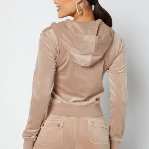 Juicy  - Det är juicy sett storleken är för stor och den e 2 veckor gammla det är i storlek M