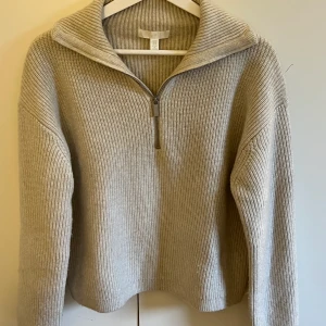 Beige stickad tröja  - Säljer denna beiga stickade tröjan från h&m, den är endast använd ett fåtal gånger och är därav i bra skick. Storlek XS, färgen syns bättre i andra bilden