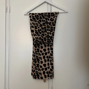 Kostymbyxor  - - Använda fåtalet gånger så i mycket fint skick - Något korta i benen  