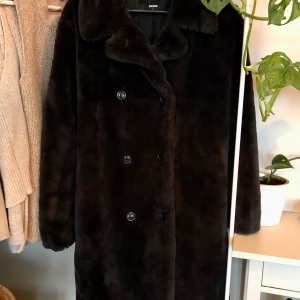 Fejkpäls svart jacka - En supergosig höst/vinterjacka från Bikbok. Storlek L, men jag som har S har använt den som oversized.  Går att knäppa enda upp. 