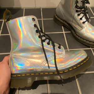 Dr. Martens, nyskick - säljer av lite skor jag inte använder, dessa har enbart använts kanske 2-3 gånger.  storlek 38