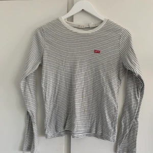 Levis randig tröja - Randig långärmad tröja från levi’s. Skitsnygg!