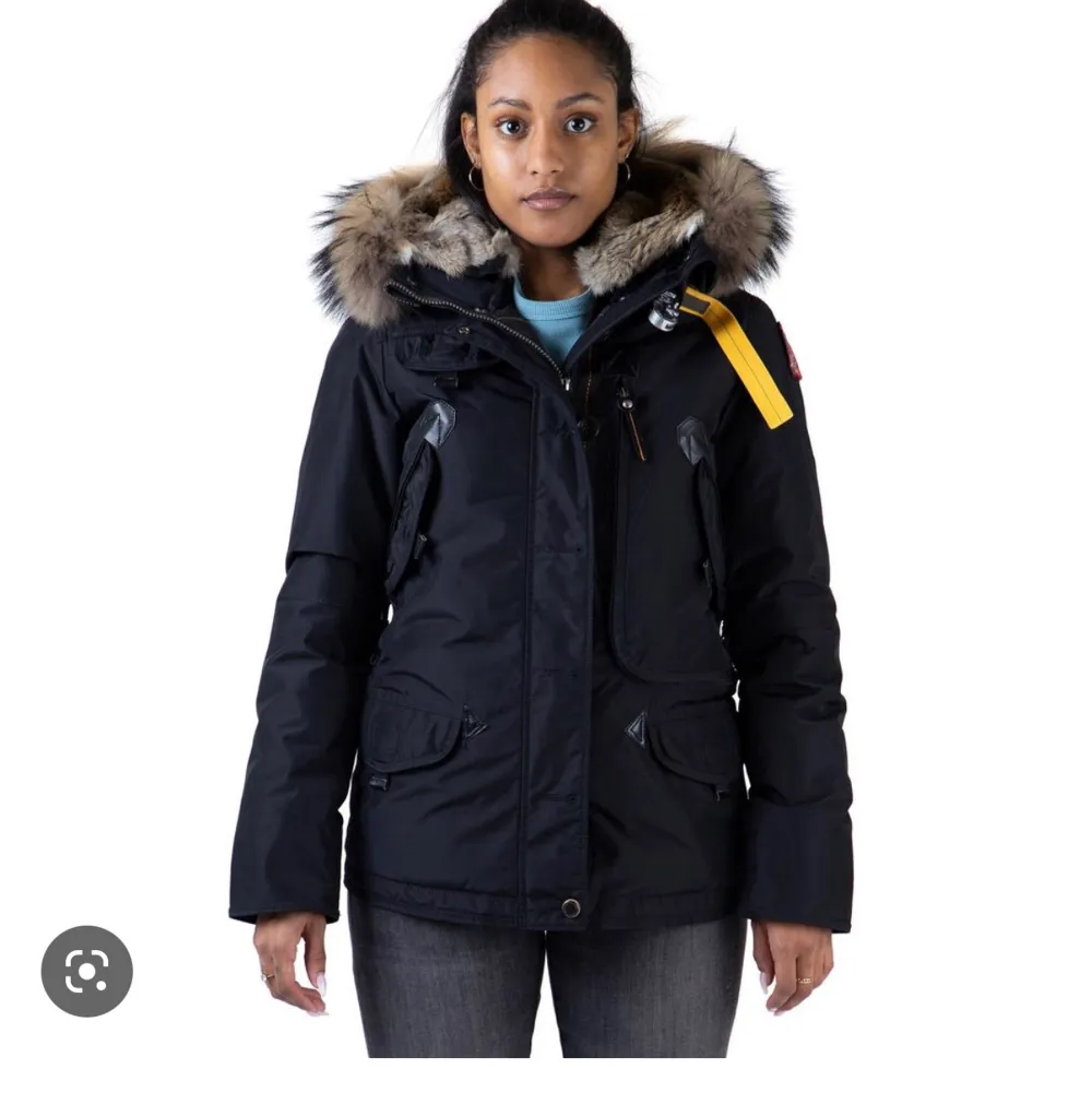 INTRESSEKOLL PÅ MIN PARAJUMPER Använd 1 vinter, inga synliga skador eller märken. Men vill just nu mest bli av med den! Hör av er för mina bilder och mer info🥰🫶🏽. Takit.