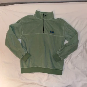 Fleece - Säljes pga används inte samt är för stor. Står stl L, passar även M. Riktigt bra skick, använd endast 1 gång 