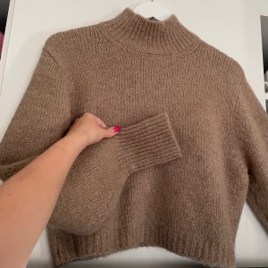 Stickad croppad tröja från Zara  - Beige stickad tröja från Zara, som är croppad med lite högre hals. Använd 1 gång❣️ köparen står för frakt