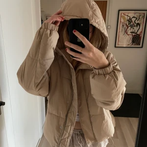 Jacka - Perfekt till vintern, bra skick men har lite smink på sig som knappt syns