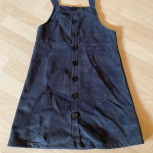 Klänning med knappar - Supersöt mörkblå klänning med knappar<3! Använts typ 3gånger då jag inte brukar ha på mig klänningar 🤷 Andra bilden är till för att se längden på en person som är 158, skulle säga att den passar bättre på en person som är ca 165 men ser även bra kortare. 