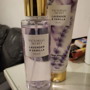 Body mist och lotion - En super najs lotion och body mist från Victorias Secret! Har testat och använt väldigt lite men annars har den bara stått hemma. Luktar vanilj och lavender vilket är väldigt lugnade ❤️❤️ original pris för båda :400kr