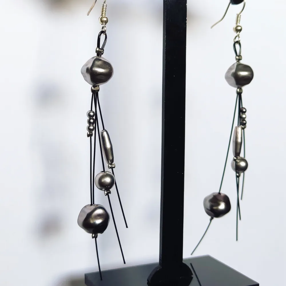 Handmade earrings, black and silver. Asusteet.