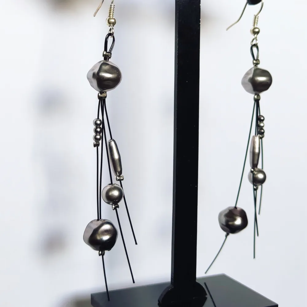 Handmade earrings, black and silver. Accessoarer.