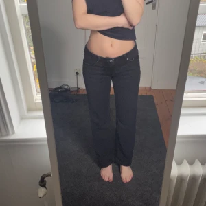 Weekday Arrow - Lågmidjade jeans från Weekday, modellen heter Arrow low straight jeans i färgen Washed black. Strl W28/L30. Passar mig som är 163. Slutsålda 