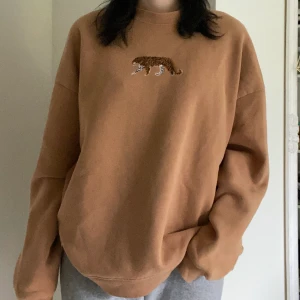 Oversized sweatshirt <3 - Snygg oversized sweatshirt i en ljus brun/beige färg <3 Printet är en sydd leopard 🐆 