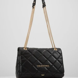 Valentino väska!! - Säljer min supersnygga Valentino väska som tyvärr inte kommer till användning. Har endast använt den ett fåtal gånger. Köpte den för 1400kr och säljer för 900kr + frakt. Väskan är i nyskick och i väldigt bra material!