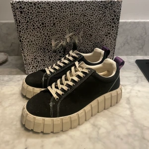 Eytys doja - Svarta eytys doja i storlek 39. Knappt använda