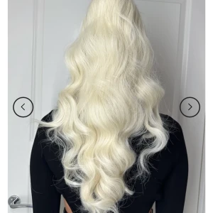 Löshårs tofs  - Ponytail från Tizwe hair.  Platina blond (Kelly) 70cm  Säljer för att jag har bytt hårfärg till brunett. Jag han använda den 1 gång, så den är helt ny nästan.  Det går att få bild med mig på löshåret men det är endast vid seriösast intresse. Nypris 400kr