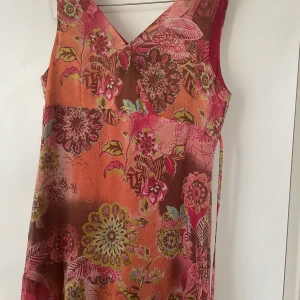 Vintage klänning - Färgglad klänning köpt på en vintage butik i Stockholm från märket kello. Klänningen är i fint mesh material och går att justera hur tight den sitter runt bysten med två snören