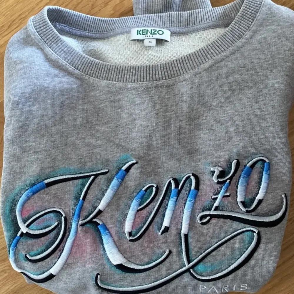 Säljer en sweatshirt från Kenzo, som ny i skicket. Storlek S men passar även XS. . Tröjor & Koftor.