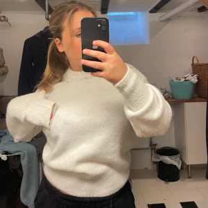 Stickad tröja - Superfin stickad tröja från BikBok som säljes då den aldrig används. Använd en gång så som ny!! Storlek S, supermysig nu till vintern