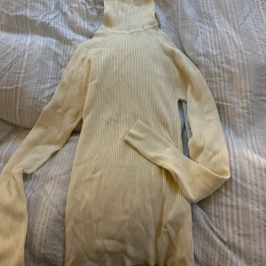 Vit polo - Tajt vit polo, oanvänd från Gina. Såå fin men får inte på mig den. 💕