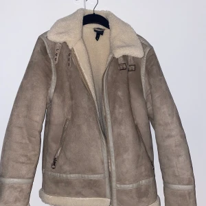 Herr Bikerjacket - Skitsnygg bikerjacket i mockaimitation, använd MAX 4 gånger. Är i nytt skick. Inköpt förra året. 