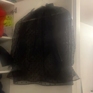 Svart genomskinlig blus  - Blus från hm 