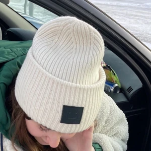 Acne mössa - Hej! Säljer min älskade acne mössa ny pågrund av att jag införskaffat mig en ny🥰 bara att fråga om du undrar något elelr om du vill ses mer bilder osv❤️mössan är köpt i nyskick från Plick för mindre än ett år sen💓 nypris 1300kr (första bilden är inte min)