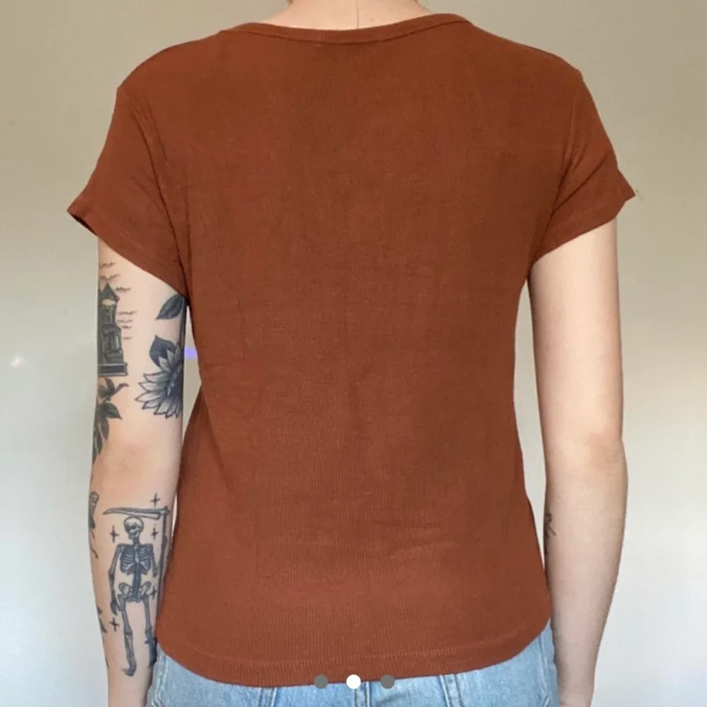 Rostfärgad T-shirt från brandy Melville   Använd men i bra skick   Storlek onesize (xs-s)  Pris kan diskuteras ☺️. T-shirts.