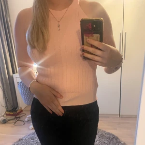 Rosa linne  - Sött rosa linne som är sparsamt använd! Säljer pga inte kommer till användning längre. Är onesize men passar mig som normalt är S/M Kan hämtas eller lämnas i Göteborg, annars betalar köparen frakten💞  