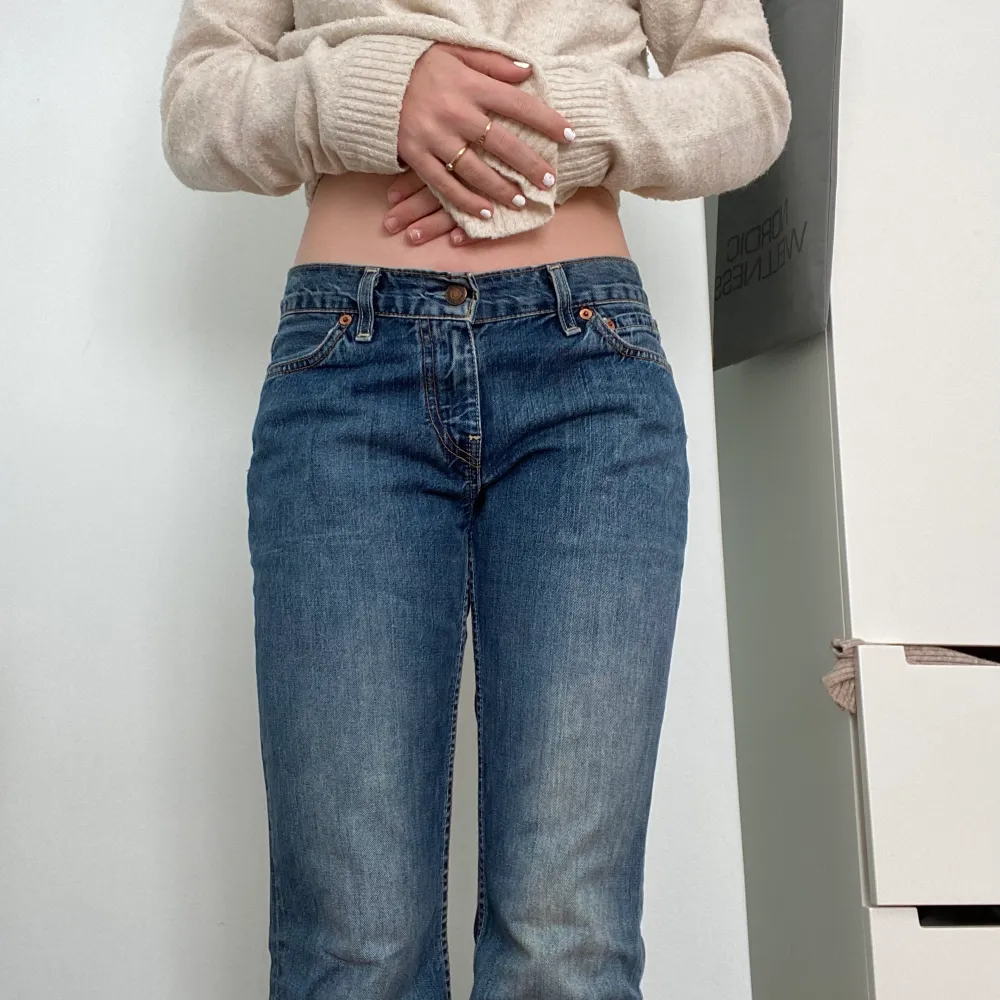 Levis jeans i storlek W29 L30! Säljer då de är för korta för mig som är 166cm, de går ner lite under ankeln. Så jag rekommenderar dessa till de som är 163cm eller mindre. Skriv till mig för fler bilder (fick inte plats med fler nämligen ☺️).. Jeans & Byxor.