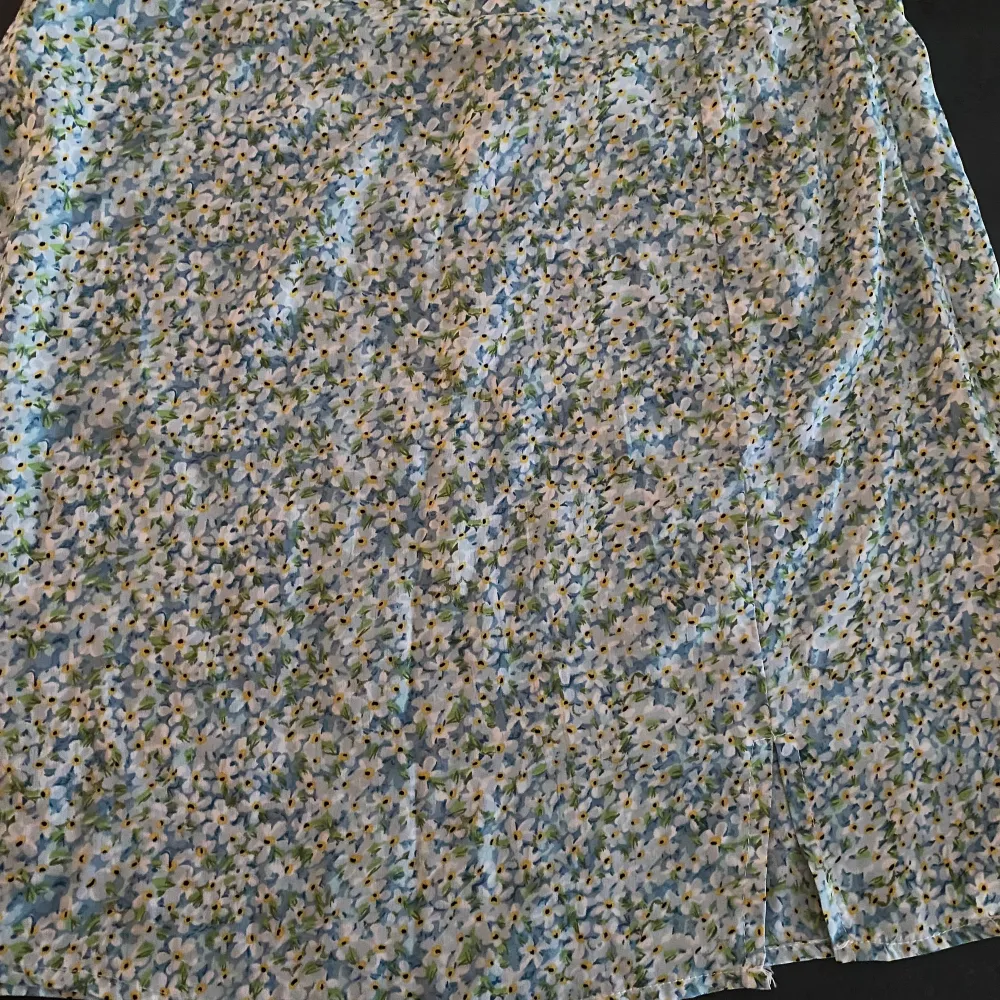 Blommönstrad tajt kjol från Shein i storlek S/36. Ingen stretch men superfin passform. Endast provad 1 gång, så nyskick. Köparen står för frakt🌻. Kjolar.