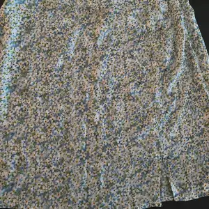 Blommönstrad tajt kjol från Shein i storlek S/36. Ingen stretch men superfin passform. Endast provad 1 gång, så nyskick. Köparen står för frakt🌻