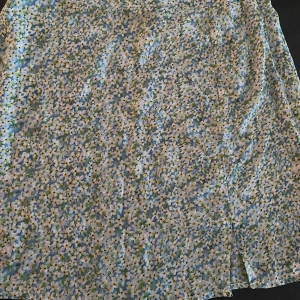 Blommig tajt kjol från Shein, strl S.  - Blommönstrad tajt kjol från Shein i storlek S/36. Ingen stretch men superfin passform. Endast provad 1 gång, så nyskick. Köparen står för frakt🌻