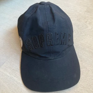 supreme the north face  - supreme x the north face keps i gore-tex köpt i paris skick 9/10 pris går att diskutera. kan byta.