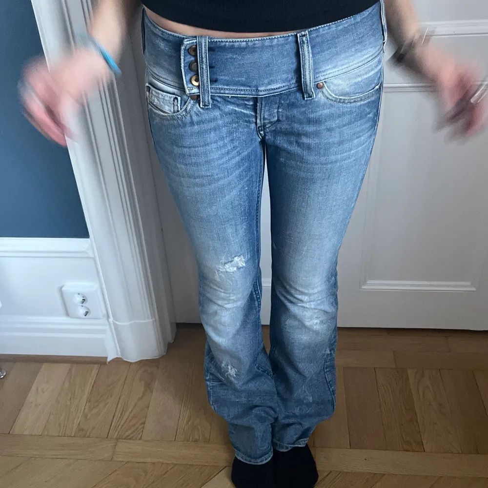 Säljer nu dessa så snygga lågmidjade bootcut jeans från Diesel! Fin detalj vid midjan🤩 Skriv för fler frågor eller funderingar💕modellen på bilden är 171! Direkt pris 1000kr❤️. Jeans & Byxor.
