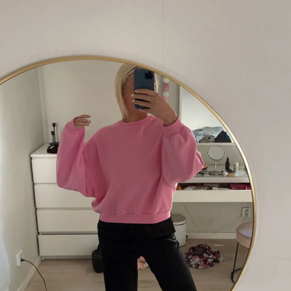 Oversize sweatshirt från Nelly i fin rosa färg, srtlk S, som ny då jag inte använt den, nypris 349 kr (klicka inte på köp nu) 💞. Tröjor & Koftor.
