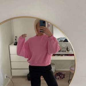 Oversize sweatshirt från Nelly i fin rosa färg, srtlk S, som ny då jag inte använt den, nypris 349 kr (klicka inte på köp nu) 💞