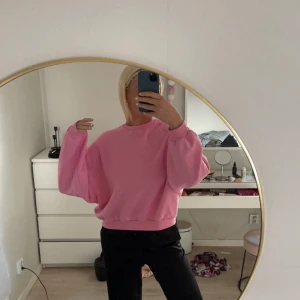 Sweatshirt  - Oversize sweatshirt från Nelly i fin rosa färg, srtlk S, som ny då jag inte använt den, nypris 349 kr (klicka inte på köp nu) 💞