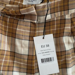 Kostymset från Misslissibell x Nakd i storlek 38 i både byxor och kavaj - Kort kavaj i brunmönstrad färg, använd ett fåtal gånger men bra skick. Kostymbyxor endast provade, prislapp sitter kvar . Kan köpas tillsammans eller separat. Tillsammans: 500kr, separat: 300kr kavaj och 400kr byxor. Köparen står för frakt.🌻