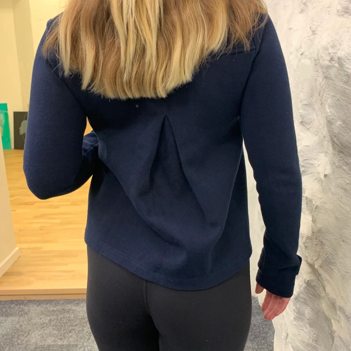 Marinblå kappa med elegans. - 91