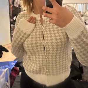 Stickad tröja strl S - Aldrig använd, från HOLLY WHYTE by Lindex. Säljer pga inte min stil