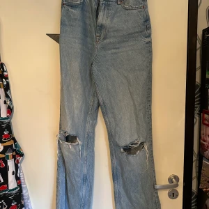 Zara jeans strl 36 - Jätte fina jeans från Zara i strl 36. Sparsamt använda.