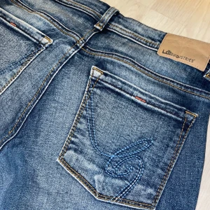 Lågmidjade jeans  - Låga blåa jeans med utsvängda ben. Dom är för små för mig jag är 170cm. Står ingen storlek på dom men skulle gissa 34/35. 