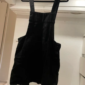 Hänglseklänning - Svart hänglseklänning från zara med machester-tyg