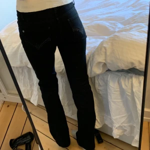 Low waist jeans - Snygga Low waist/ boot cut jeans med snygga detaljer på fickorna. Jeansen är i bra skick och är i storlek 28/32, hör av er vid intresse eller för mer bilder<3