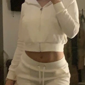 Juicy couture - Säljer nu mitt Juicy sett jag köpte förra året som jag sparsamt använt, har tyvärr inga fler bilder men tar gärna nya ifall ni undrar över något!🤍